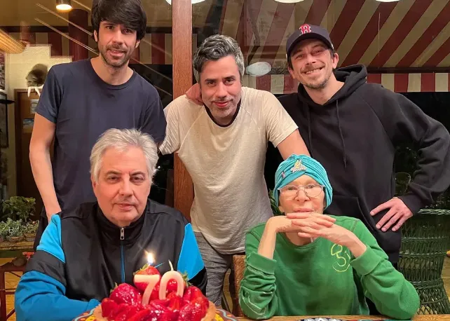 Rita Lee com o marido, Roberto de Carvalho, e os três filhos, João, Antônio e Beto Lee