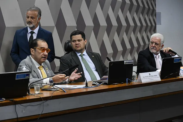 O senador Jorge Kajuru (PSB-GO);
o presidente da CCJ, senador Davi Alcolumbre (União-AP), e o
senador Jaques Wagner (PT-BA)