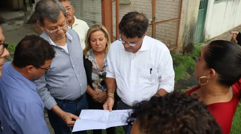 O secretário de Desenvolvimento  Econômico durante agenda entre a pasta que comanda e representantes do Sindcosmetic