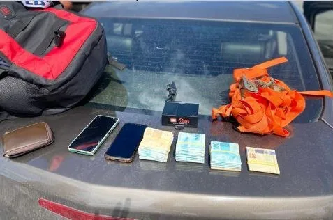 Os policiais apreenderam a quantia de R$ 26.100,00 em cédulas, além de celulares e outros materiais