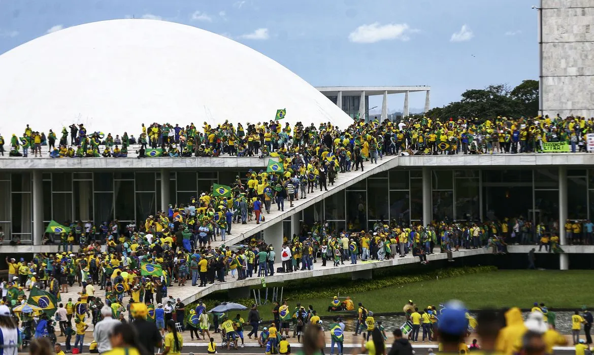 Apoiadores do ex-presidente Jair Bolsonaro (PL) invadiram o Congresso, o STF e o Palácio do Planalto em 8 de janeiro