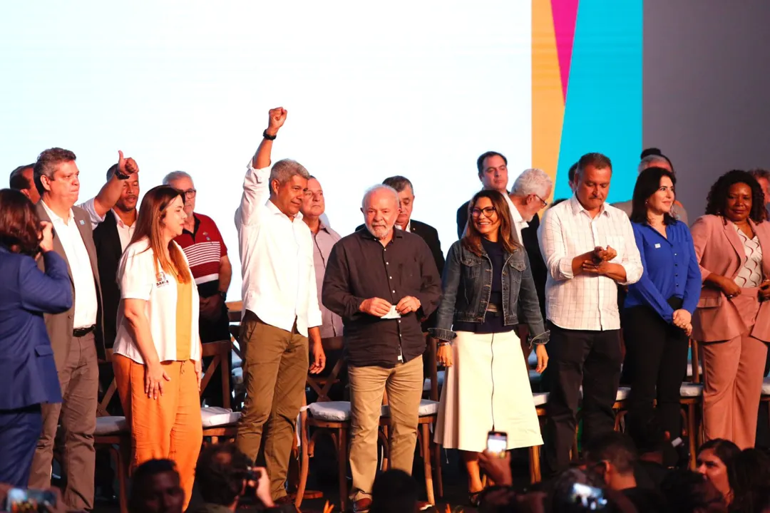 Lula ao lado de ministros, do governadador Jerônimo Rodriguses, entre outros