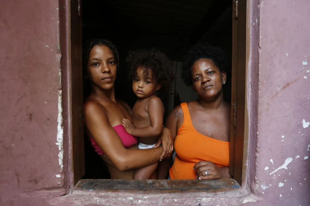 Taiane Romão de Lima, 36 com a filha Marcelle Lima, 18 anos e a neta Aila, 2 anos