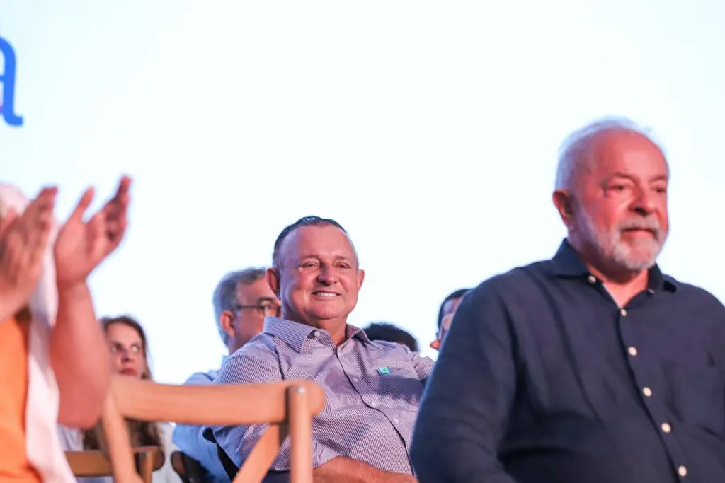 Presidente Lula e ao fundo o presidente da ALBA, deputado estadual Adolfo Menezes