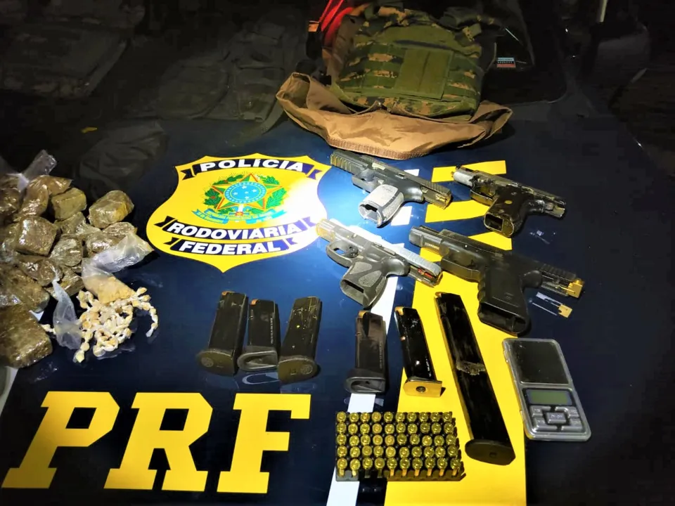 O flagrante foi feito após uma equipe ser acionada para atender uma ocorrência de um acidente entre dois veículos, na BR-101