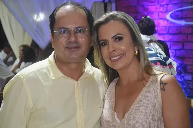 Confirmadas as denúncias, prefeito deve responder por abandono da função, e primeira dama, no caso, por usurpação de poder