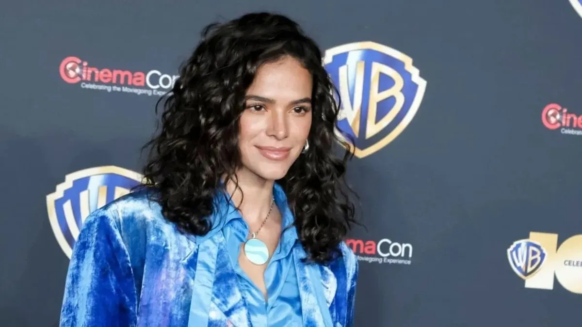 Bruna Marquezine usou o  Twitter para falar de rumores com L7nnon