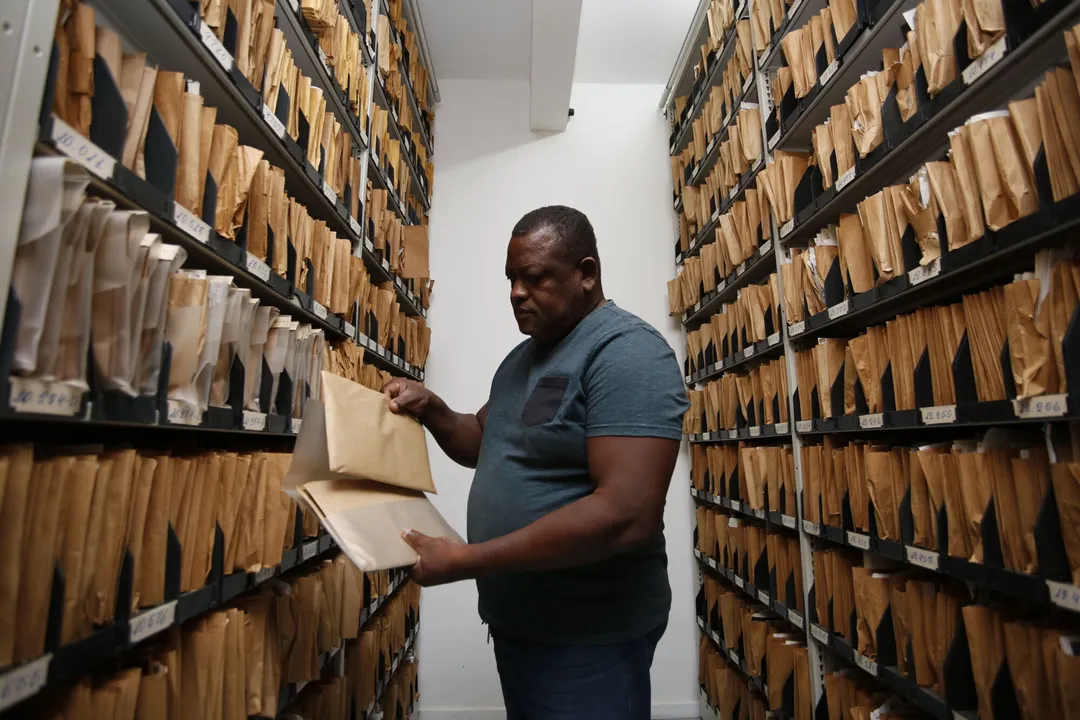 Rubem Coelho, arquivista do Cedoc, trabalha há mais de 30 anos no Grupo A TARDE