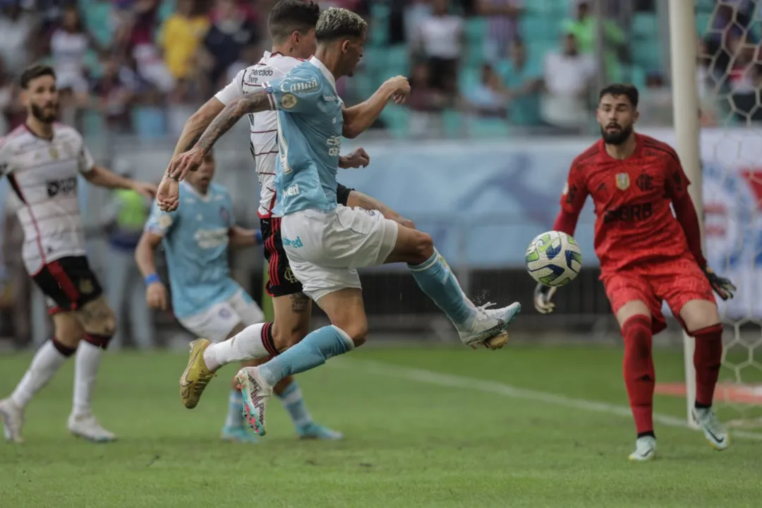 Tricolor saiu de campo derrotado, na bronca com a arbitragem, e vê a zona de rebaixamento se aproximar