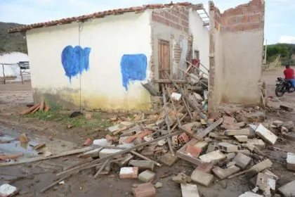 Chuva de granizo causa destruição em Vitória da Conquista