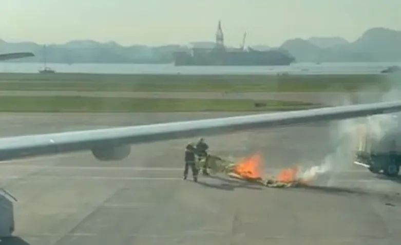 Funcionários do aeroporto Santos Dumont apagando as chamas do balão