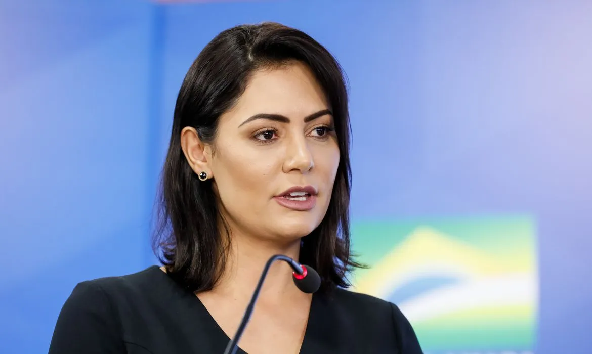 Michelle Bolsonaro está sendo investigada junto a Mauro Cid por desvios de recursos públicos