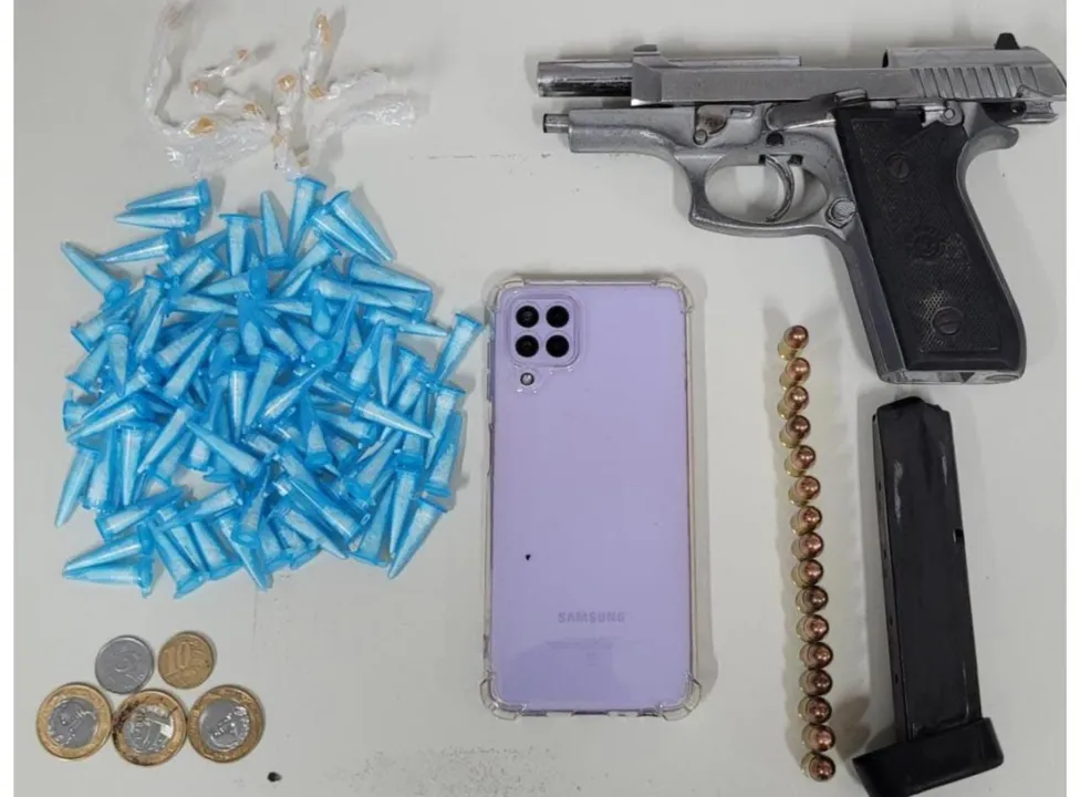 PMs encontraram uma pistola calibre 40, carregador, munições, 95 pinos de cocaína, 11 pedras de crack e um celular