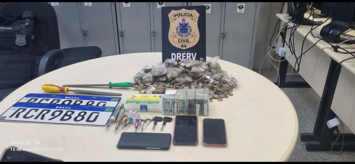 No local, foram encontrados R$ 46 mil, ferramentas para abertura de fechaduras e placas clonadas