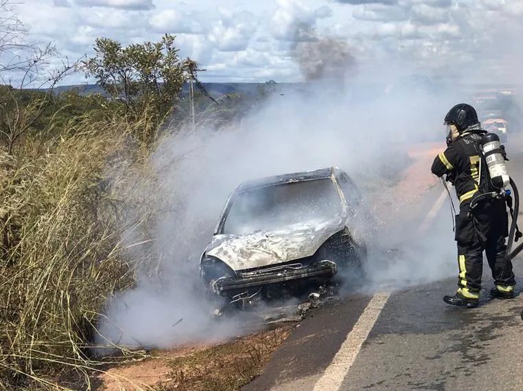 Após a contenção das chamas, o carro ficou sob a guarda do proprietário