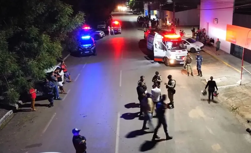 Pai e filho foram mortos a tiros na porta de casa