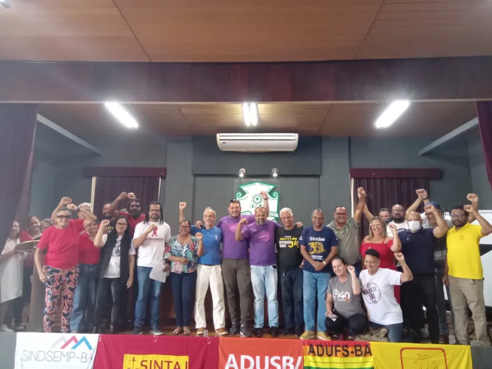 Servidores públicos fazem indicativo de greve na Bahia