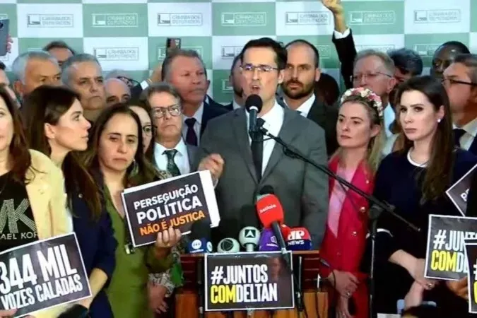 Durante o pronunciamento no Salão Verde da Câmara dos Deputados, o deputado foi acompanhado por parlamentares bolsonaristas