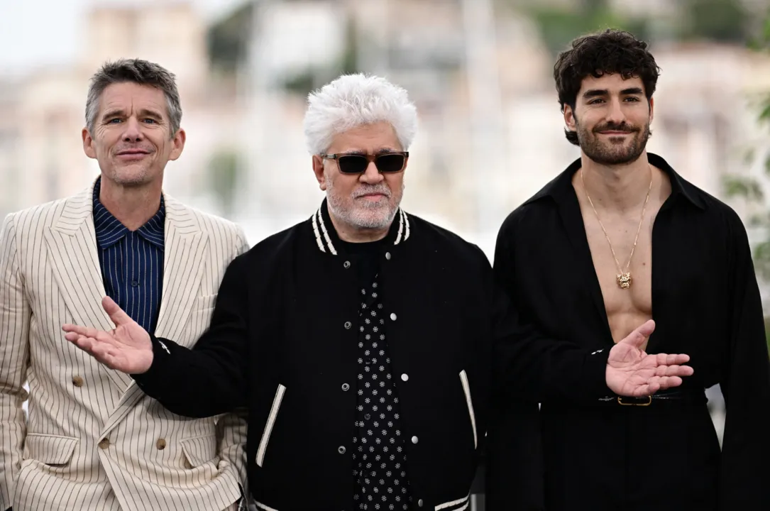 Pedro Almodovar, posa no photocall de 'Strange Way of Life' ao lado dos atores Ethan Hawke e Jose Condessa