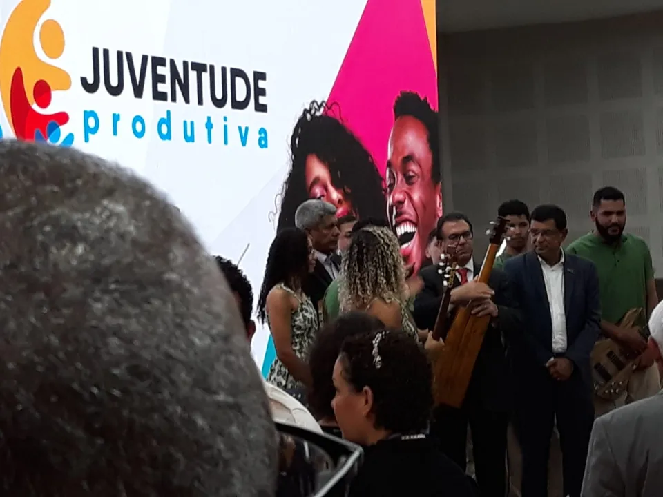 Imagem ilustrativa da imagem Em Salvador, ministro Luiz Marinho é presenteado com guitarra de sisal