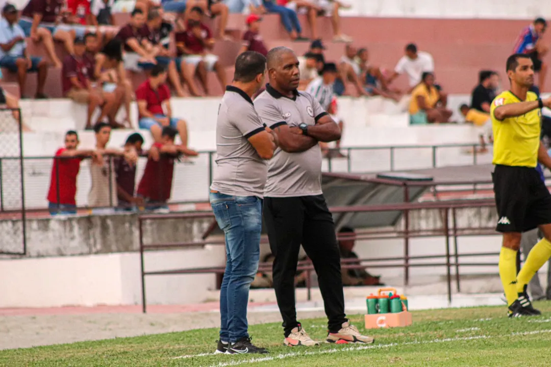 Técnico Jonilson Veloso a beira do campo em jogo da Série D