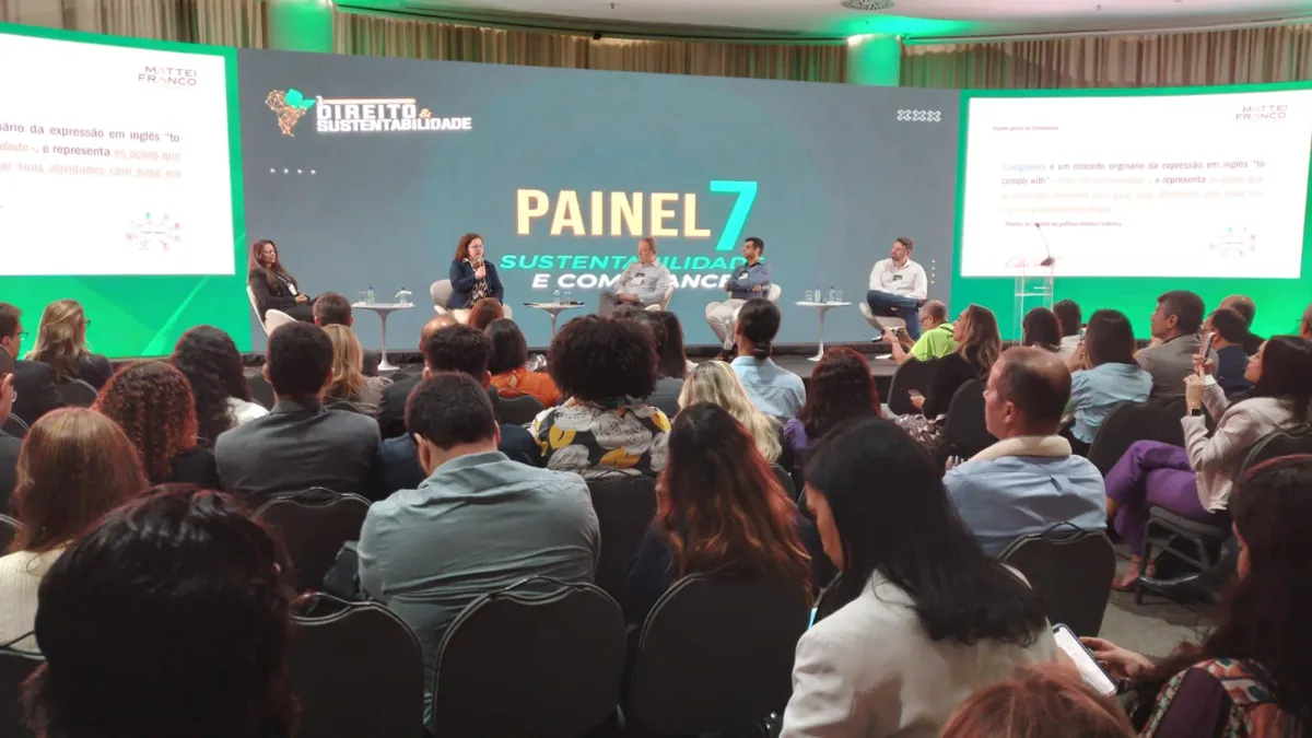 Titular da SIHS, Larissa Moraes, mediou o último painel do evento