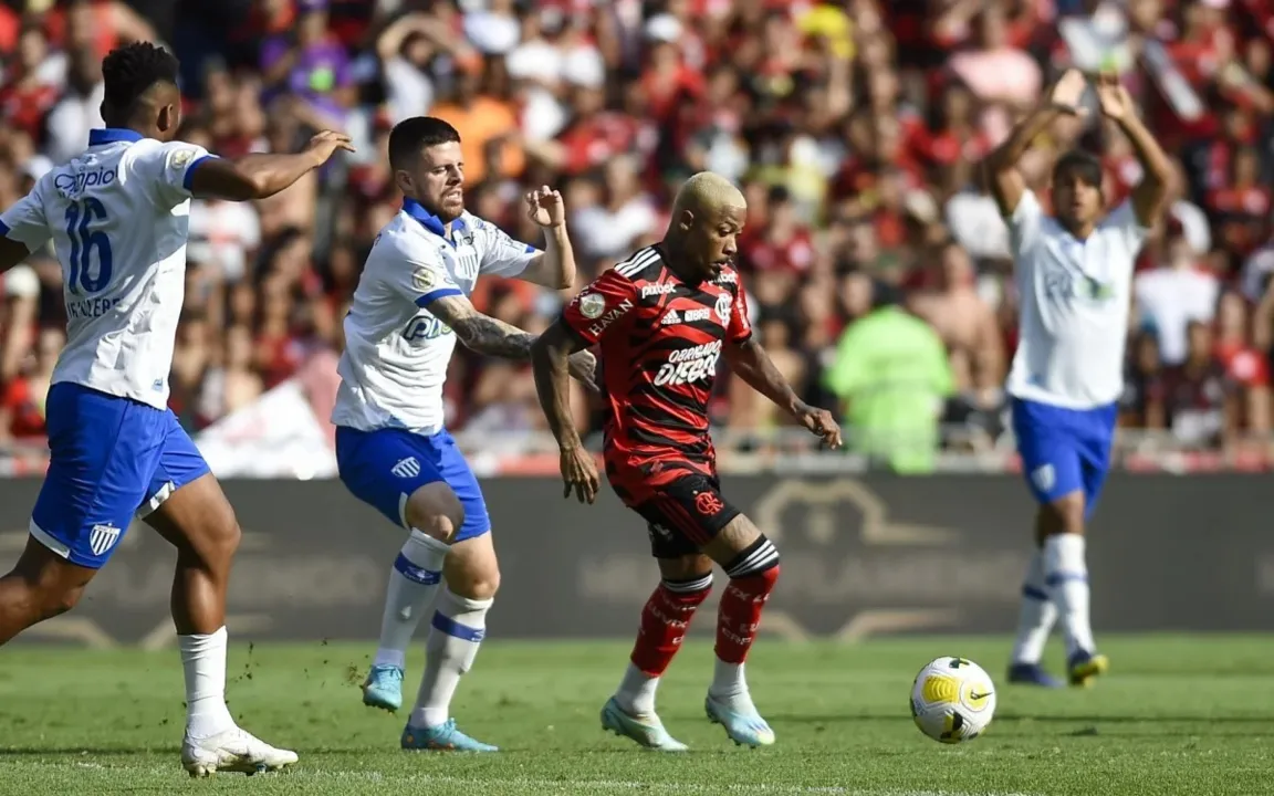 Duelo foi marcado por um gol contra bizarro do Avaí e terminou com o placar de 2 a 1 para a equipe visitante