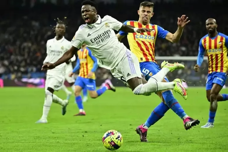 Gabriel Paulista agrediu Vinicius Jr. no jogo entre Valencia e Real Madrid no primeiro turno