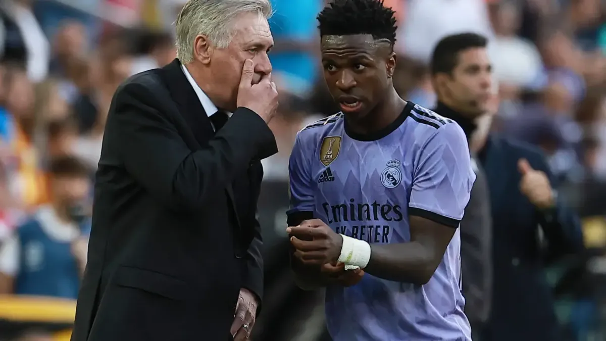 Vinícius Junior em conversa com o treinador Carlo Ancelotti