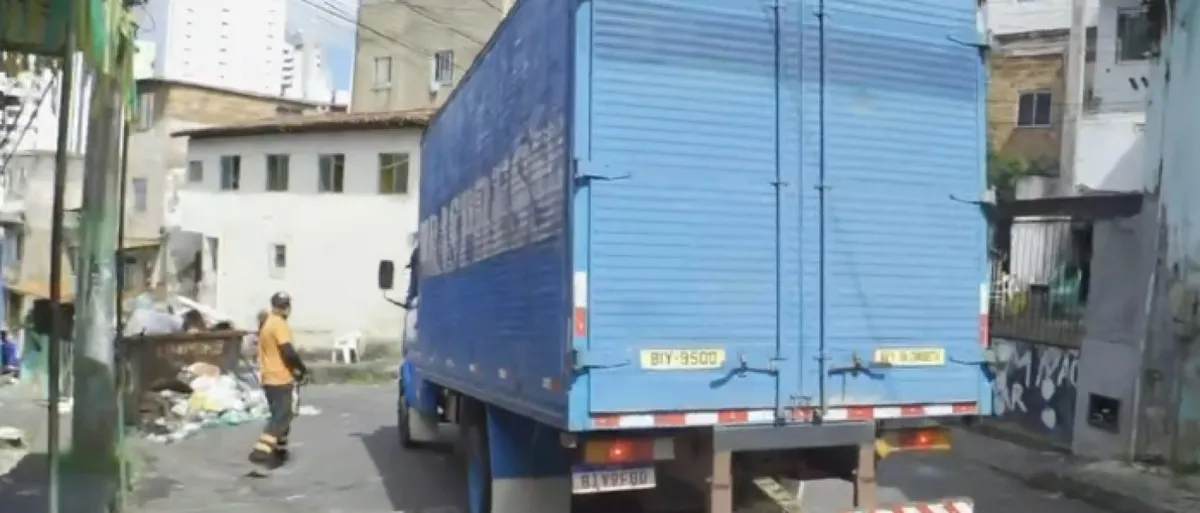 Devido ao porte do caminhão, nenhum outro veículo consegue passar pelo local