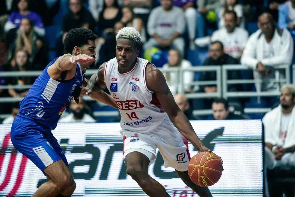 Alexey e Georginho duelam na semifinal do NBB entre Franca x Minas