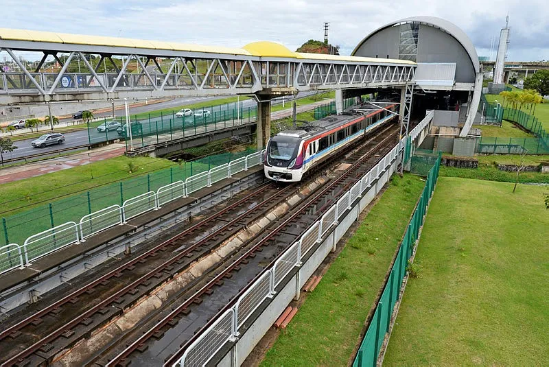 As equipes de manutenção estão atuando para normalizar a circulação de trens