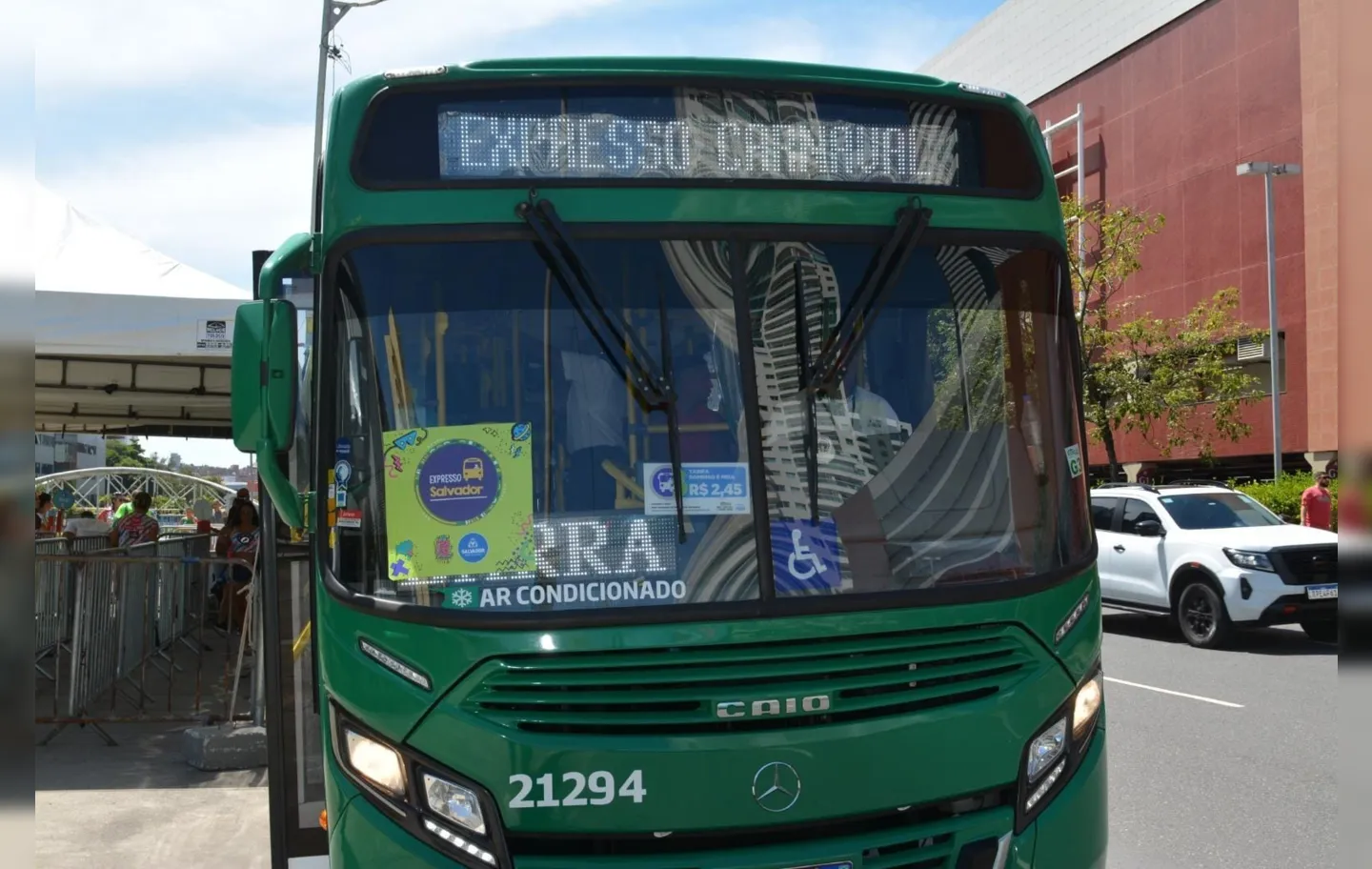No Carnaval de 2023, os ônibus expressos e climatizados conectaram três shoppings da capital baiana aos circuitos Osmar (Campo Grande) e Dodô (Barra/Ondina)
