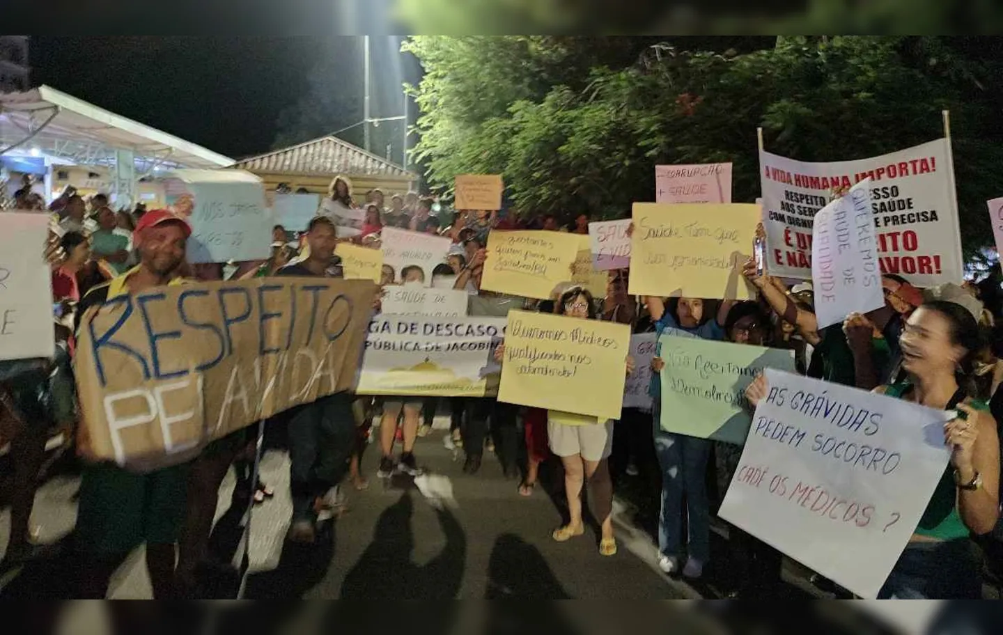 Manifestantes pediram que prefeito Tiago Dias (PCdoB) adote medidas urgentes para sanar problemas