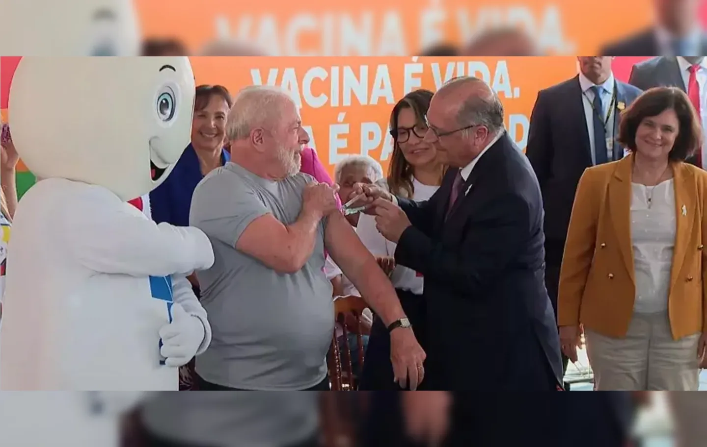 Vice-presidente Alckmin vacinando o presidente Lula contra o coronavírus