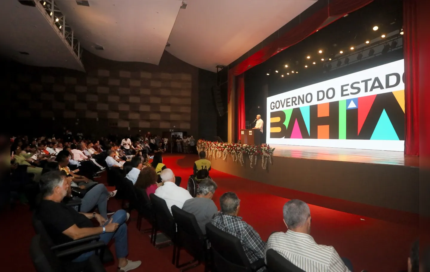 O evento foi realizado no Teatro Municipal Candinha Dória, com a presença do vice-governador e 26 prefeitos da região