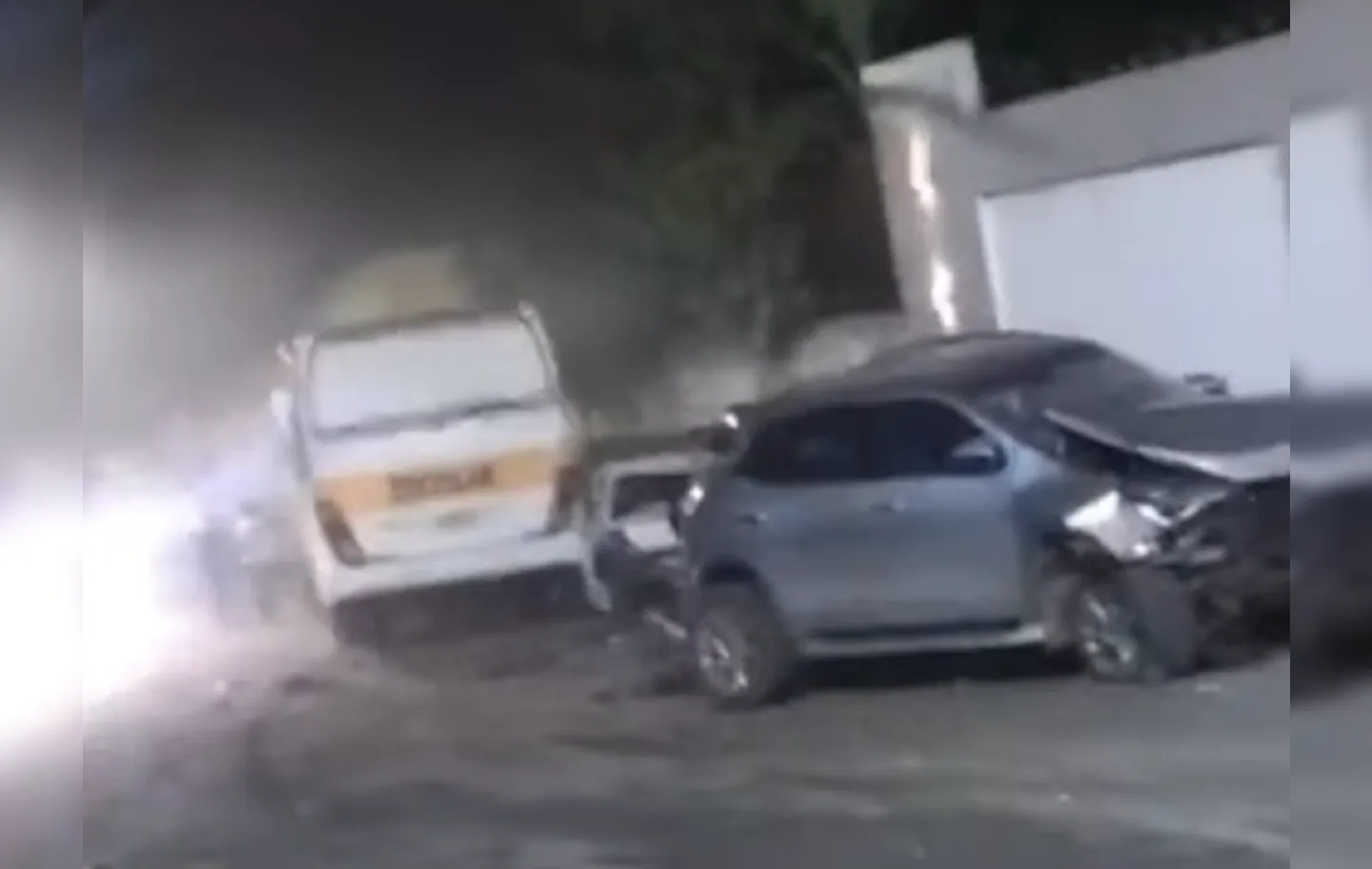 Três veículos ficaram destruídos com a  violência da colisão