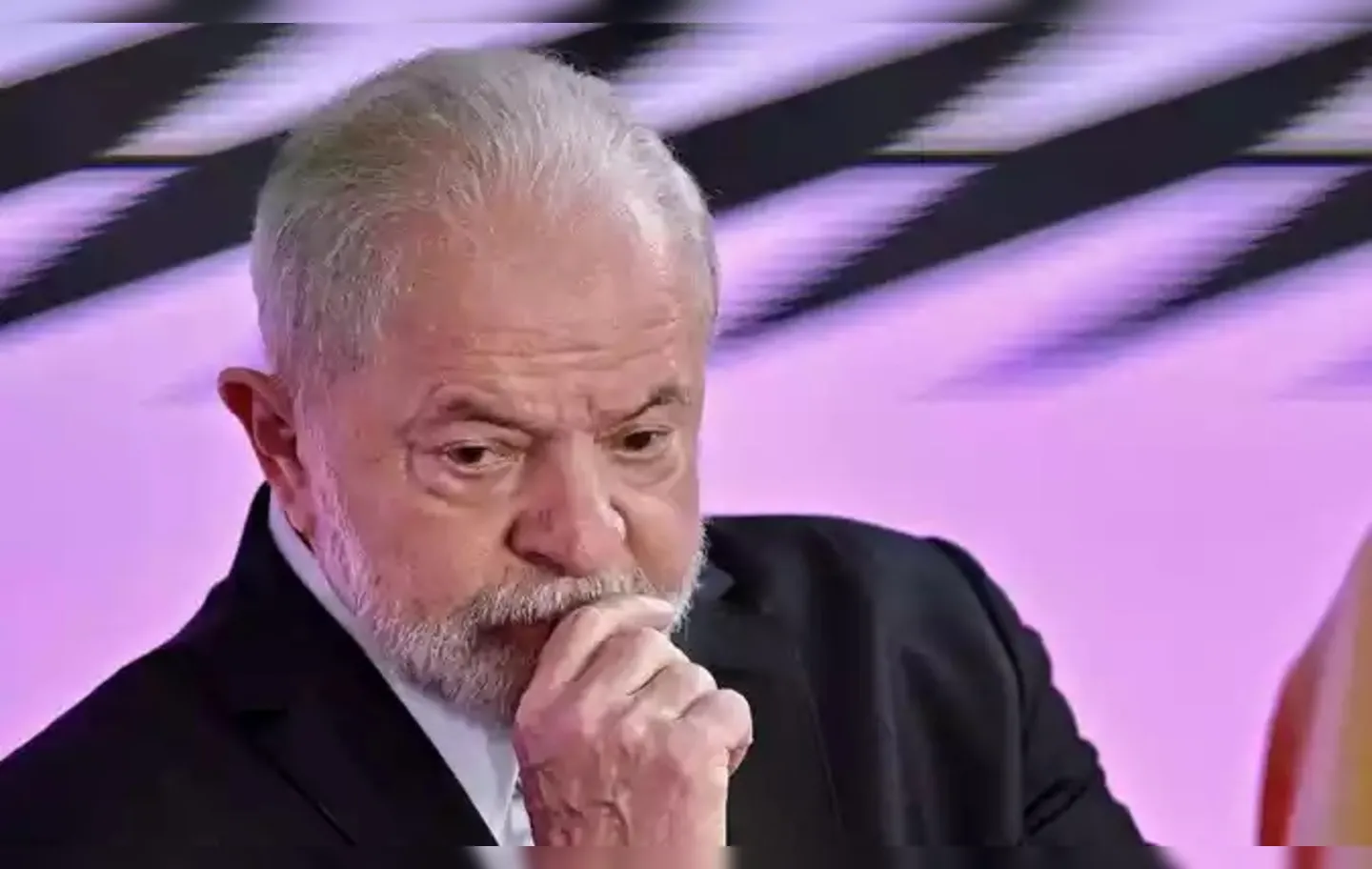 Apesar da pneumonia, Lula participou de reunião ministerial nesta sexta