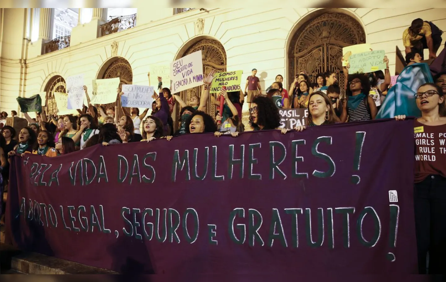 Mulheres fazem marcha pela legalização do aborto, com lenços verdes em referência à campanha que derrubou a criminalização na Argentina (2016, RJ)