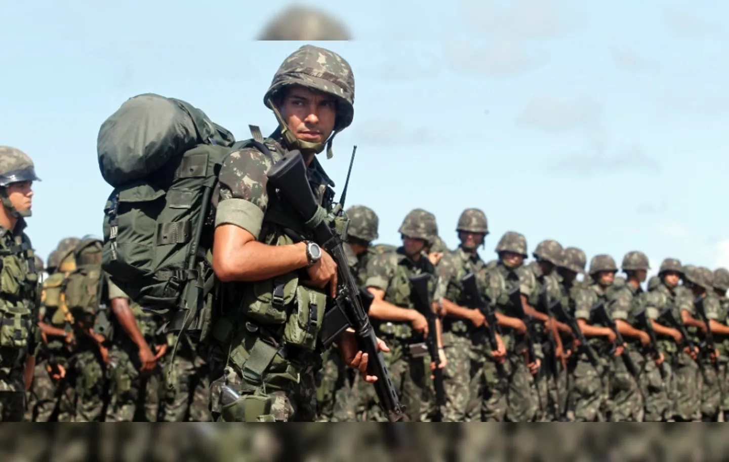 Pela proposta, será facultada aos brasileiros a apresentação para o serviço militar dos 18 aos 45 anos de idade, quando serão alistados nas Forças Armadas