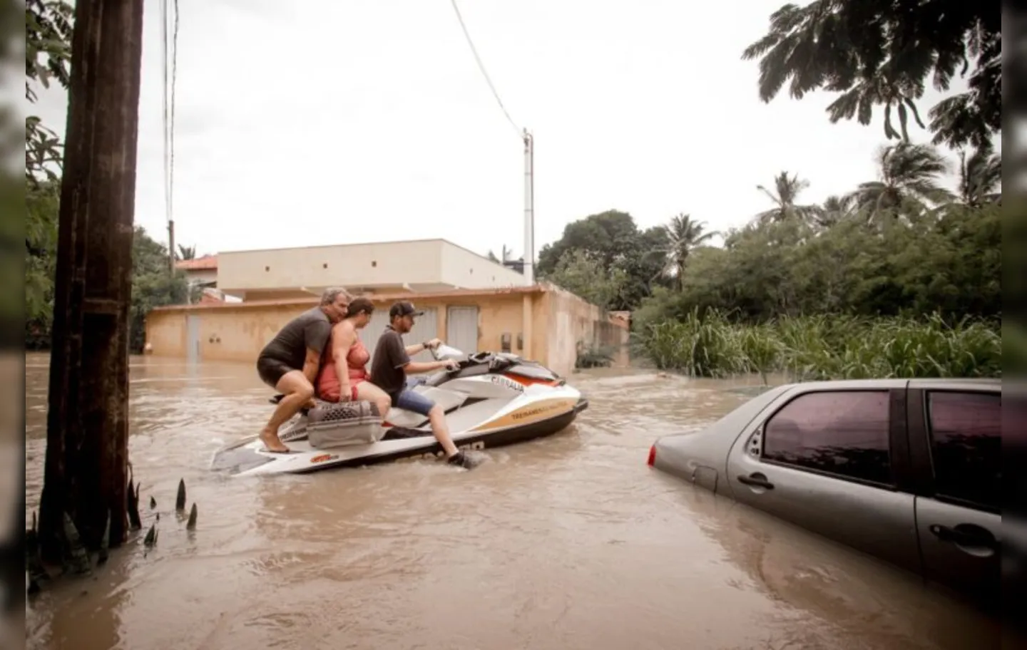 Moto aquática usada como transporte nas ruas alagadas do município de Santa Cruz Cabrália