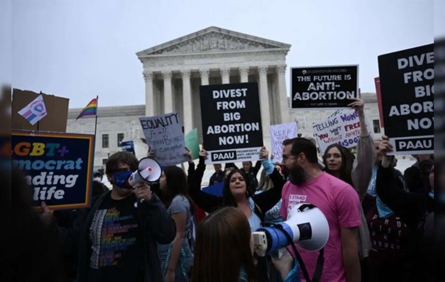 Em 2022, manifestantes pró e contra aborto protestaramm em frente à Suprema Corte dos EUA, em Washington
