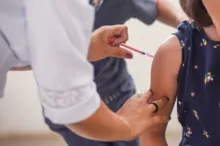 Imagem ilustrativa da imagem Salvador segue aplicação da vacina bivalente para pessoas com 80 anos