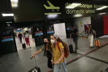 Imagem ilustrativa da imagem Uso de máscara em aviões e aeroportos deixa de ser obrigatório no país