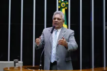 Imagem ilustrativa da imagem Deputado do PL provoca ministro de Lula: "fumou maconha estragada"