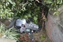 Imagem ilustrativa da imagem Três veículos caem em quintal de residência no bairro de Mussurunga