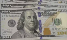 Imagem ilustrativa da imagem Dólar cai para R$ 5,24 após ajuda a bancos estrangeiros