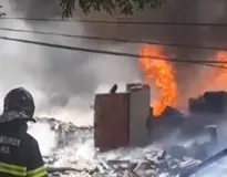 Imagem ilustrativa da imagem Incêndio destrói fábrica de travesseiros em Feira de Santana
