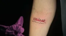 Imagem ilustrativa da imagem Vídeo: fã faz tatuagem em apoio à Lexa após Guimê ser expulso do BBB