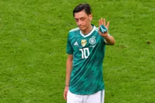 Imagem ilustrativa da imagem Meia alemão Mesut Özil anuncia aposentadoria do futebol